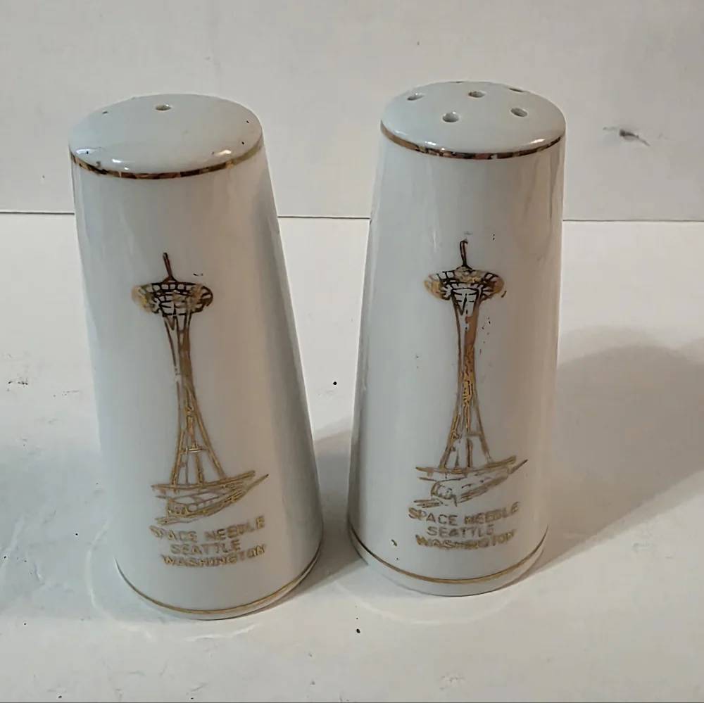 Vtg Souviner Space Needle Seattle Washington Shakers #253 Porcelain